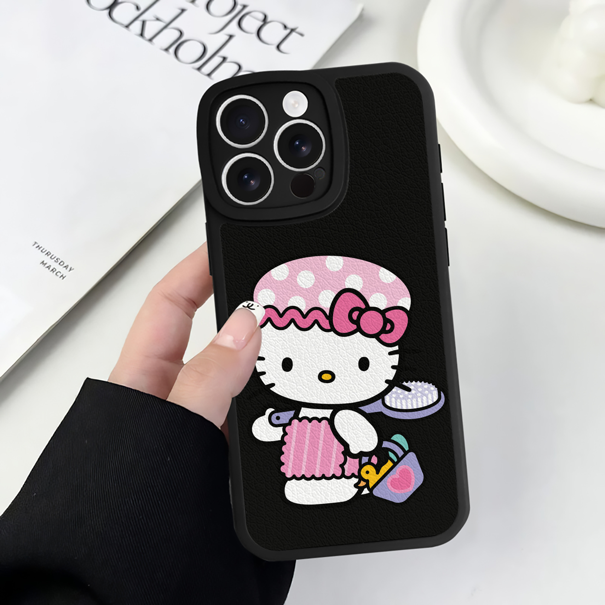 （画像用） Hello Kitty ハローキティ 【iPhone 16シリーズ対応】シリコンスマホケース（レザー調） 材質：シリコン